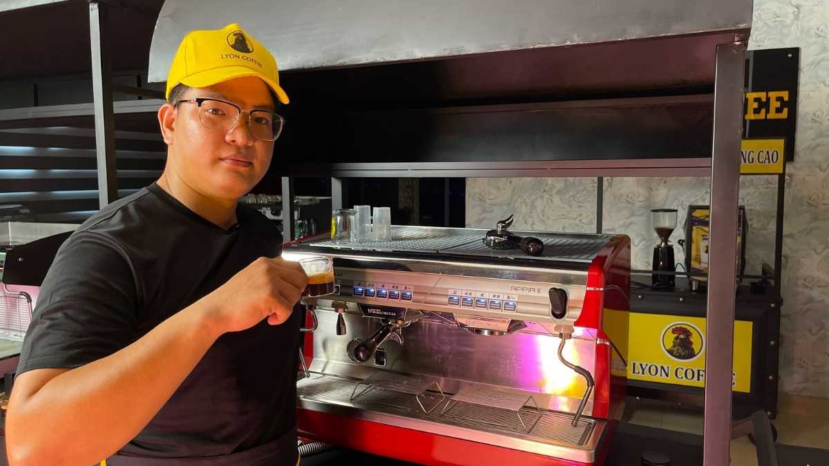  Nhân viên Lyon Coffee pha cà phê bằng máy espresso hiện đại tại Bình Định