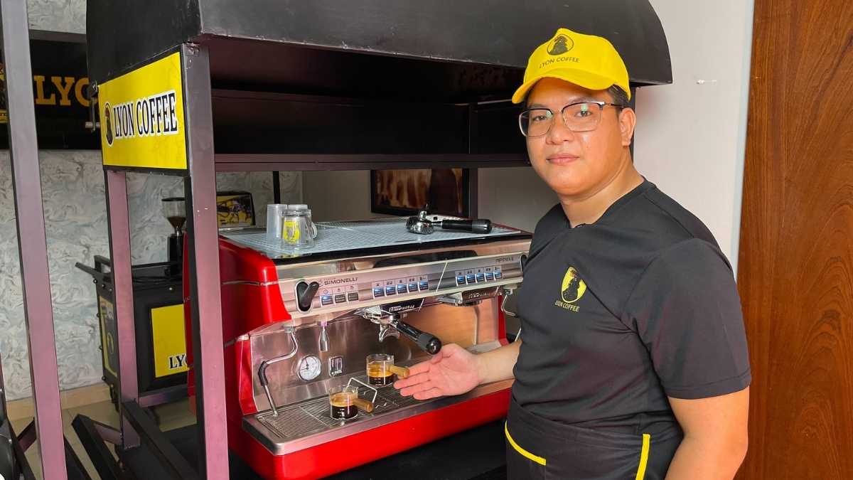  Nhân viên Lyon Coffee pha cà phê bằng máy espresso hiện đại tại Bình Phước