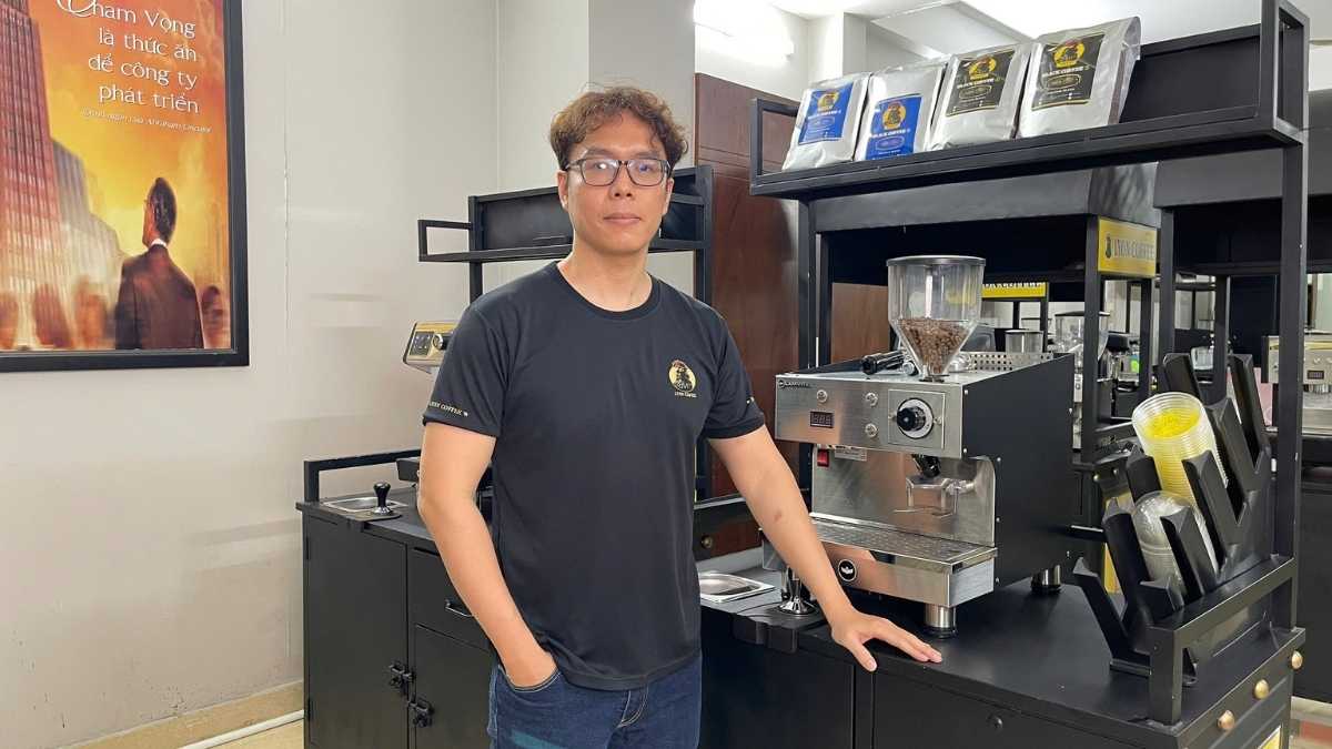  Nhân viên Lyon Coffee pha cà phê bằng máy espresso hiện đại tại Bình Thuận