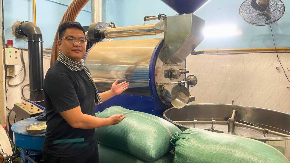  Nhân viên Lyon Coffee kiểm tra và pha chế cà phê hạt chất lượng cao tại Bắc Ninh