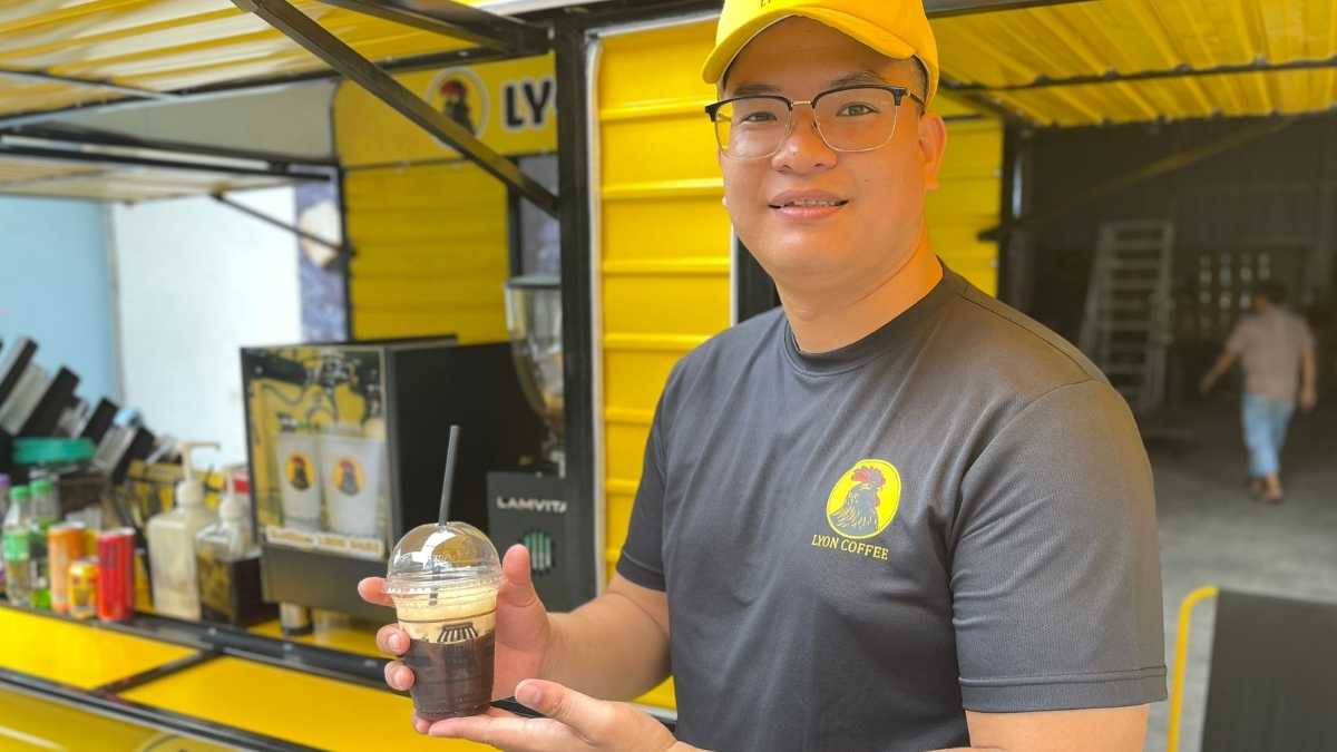  Nhân viên Lyon Coffee pha chế cà phê hạt nguyên chất tại Quận 12