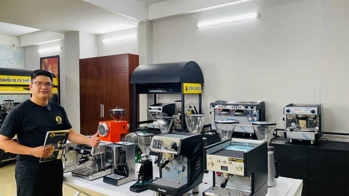  Nhân viên Lyon Coffee kiểm tra và pha chế cà phê hạt chất lượng cao tại Thủ Đức