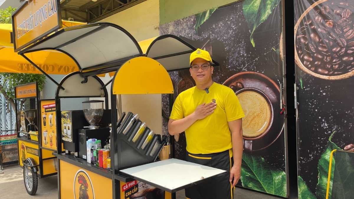  Nhân viên Lyon Coffee pha chế cà phê hạt nguyên chất tại Quận 11