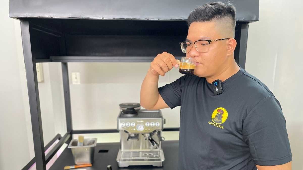  Nhân viên Lyon Coffee kiểm tra và pha chế cà phê hạt chất lượng cao tại Quận 5