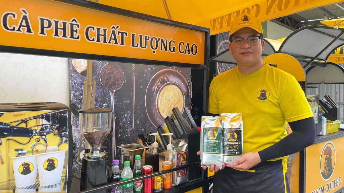  Nhân viên Lyon Coffee pha chế cà phê hạt nguyên chất tại Cà Mau