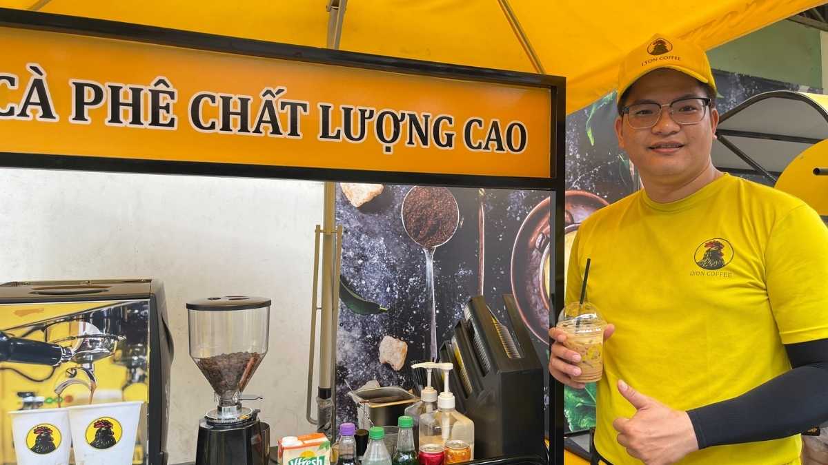 Nhân viên Lyon Coffee kiểm tra và pha chế cà phê hạt chất lượng cao tại Lai Châu