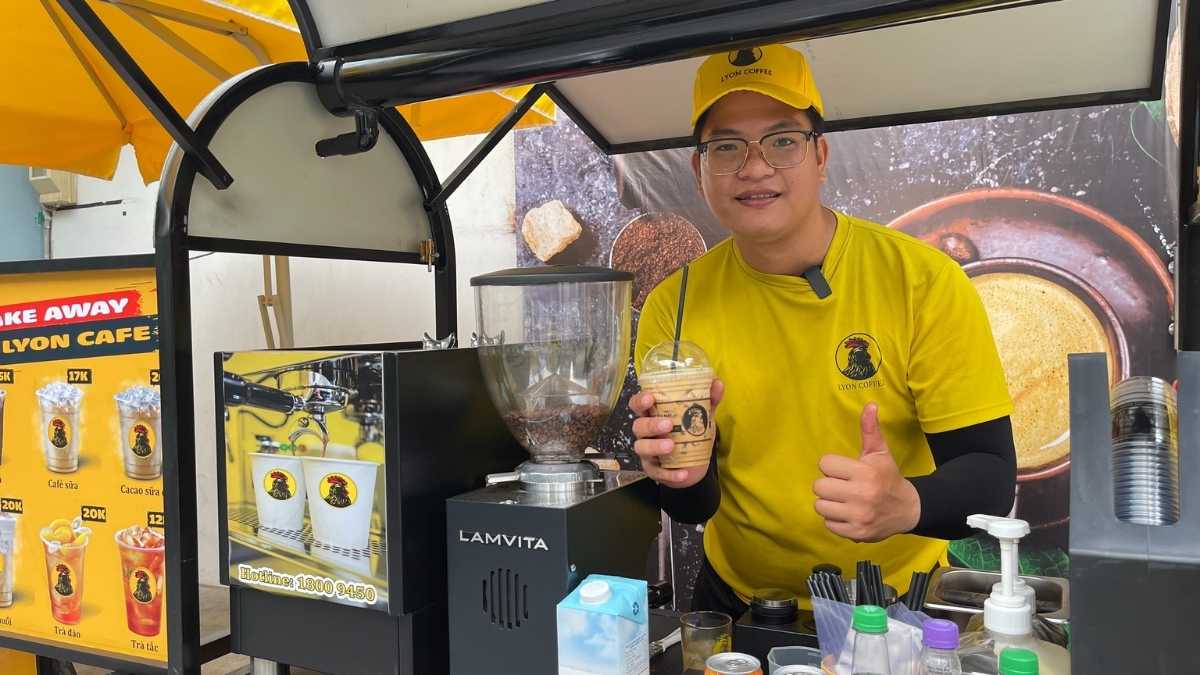  Barista đang pha chế cafe phin tại Quận 3