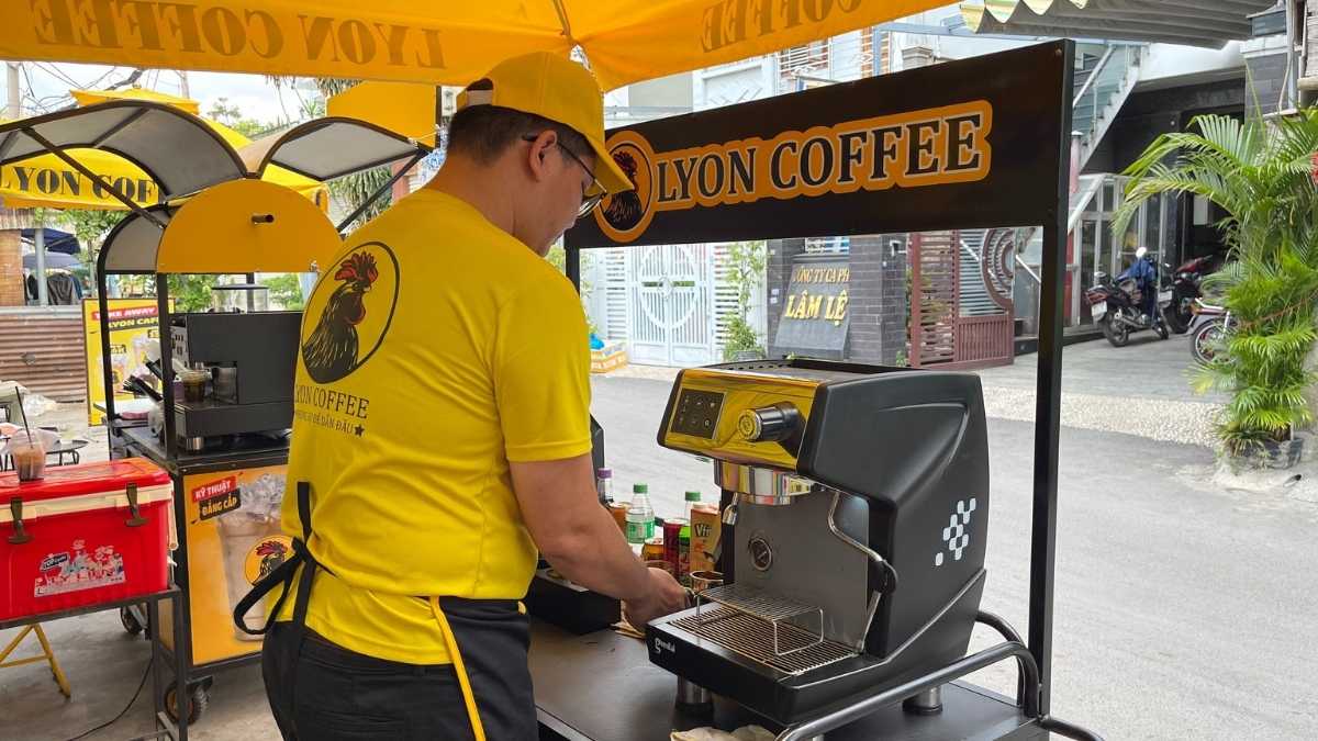  Barista chuyên nghiệp pha chế tại quán cafe Quận 6