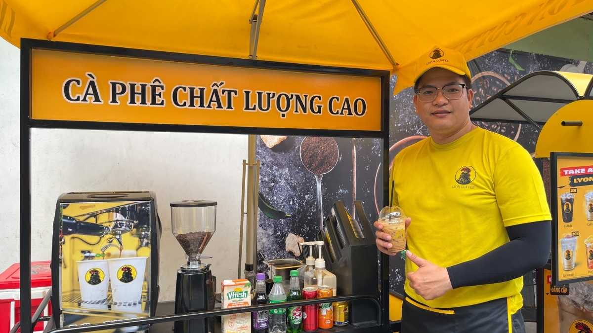  Barista đang pha chế cafe phin tại Tuyên Quang