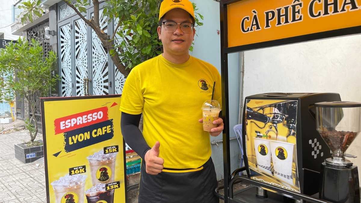  Barista đang pha chế cafe phin tại Hóc Môn