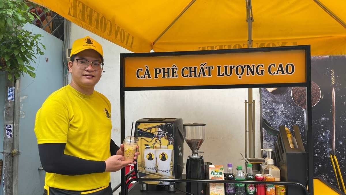  Barista đang pha chế cafe phin tại Củ Chi