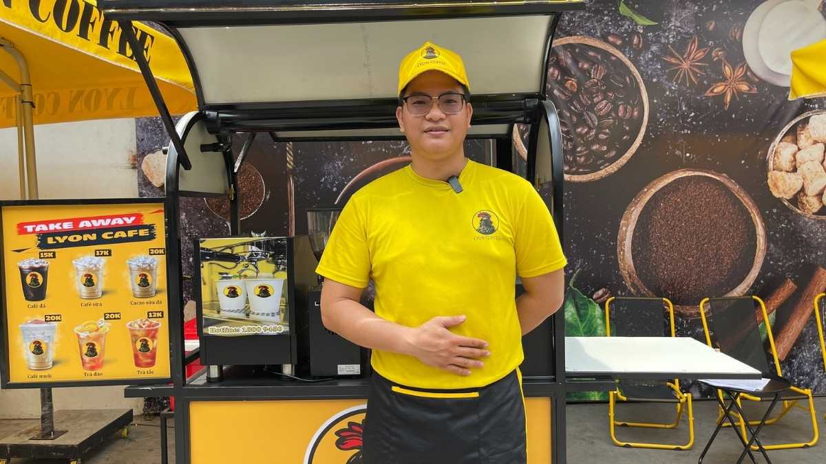 Nhân viên Lyon Coffee pha chế cà phê hạt nguyên chất tại Long An