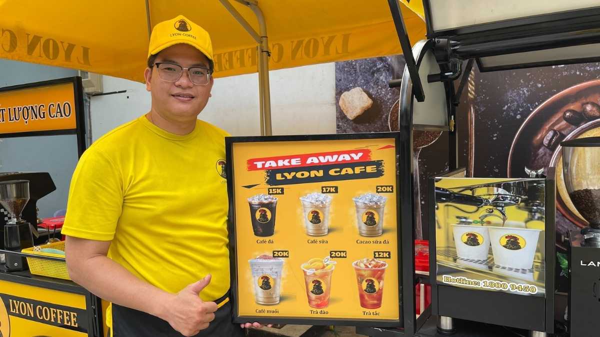 Nhân viên Lyon Coffee pha chế cà phê hạt nguyên chất tại Lâm Đồng Đà Lạt
