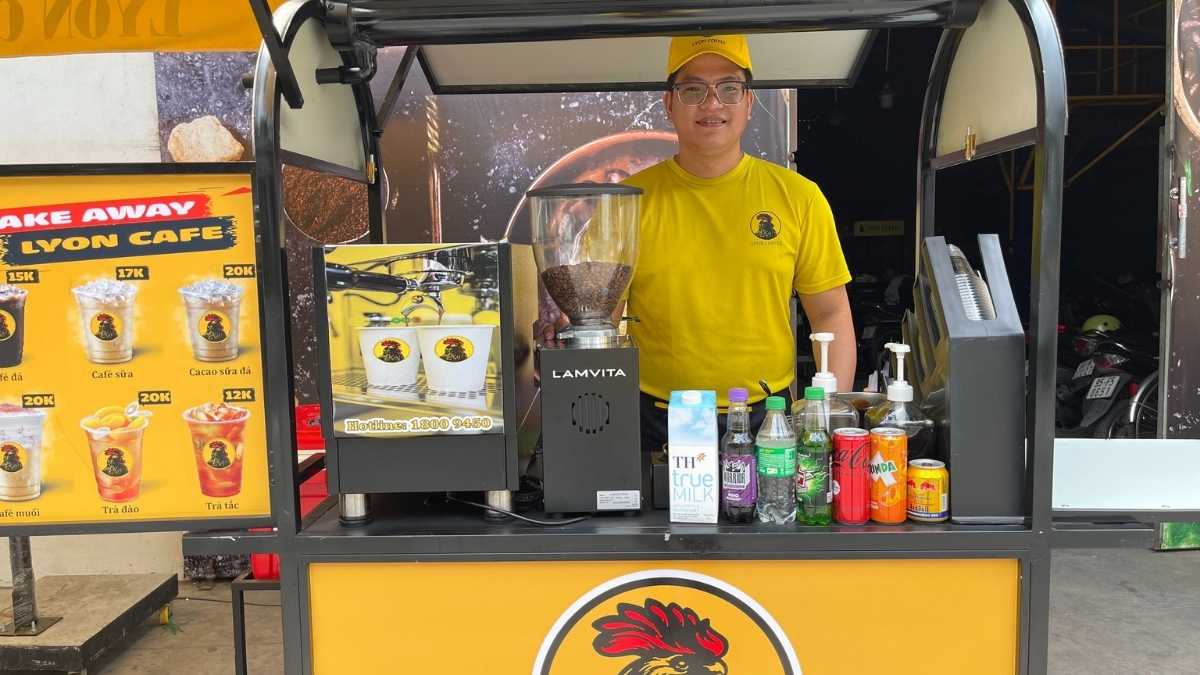 Nhân viên Lyon Coffee pha chế cà phê hạt nguyên chất tại Khánh Hòa