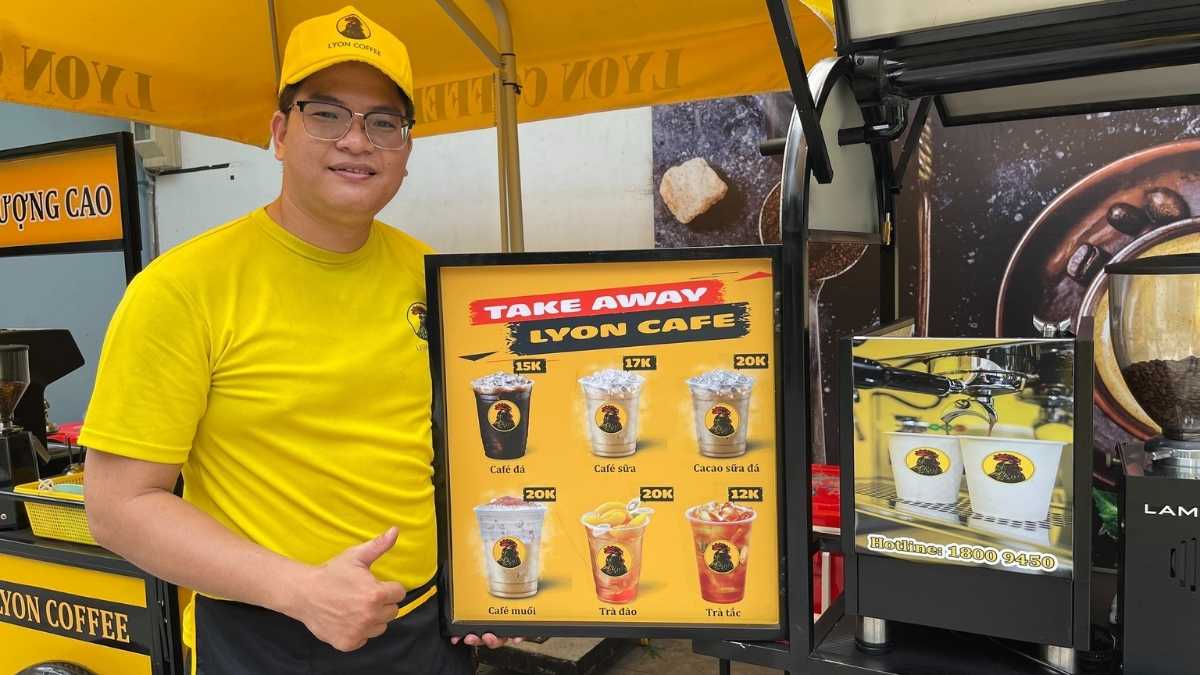  Nhân viên Lyon Coffee pha chế cà phê hạt nguyên chất tại Gia Lai