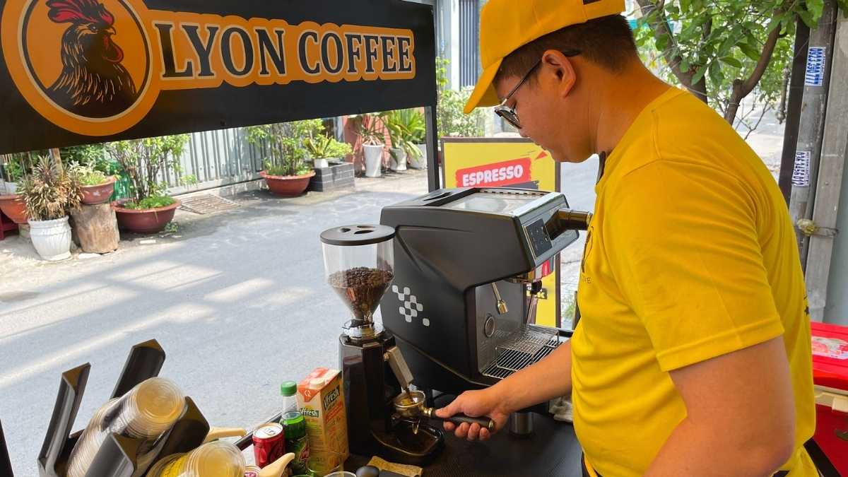  Nhân viên Lyon Coffee pha cà phê bằng máy espresso hiện đại tại Đồng Tháp