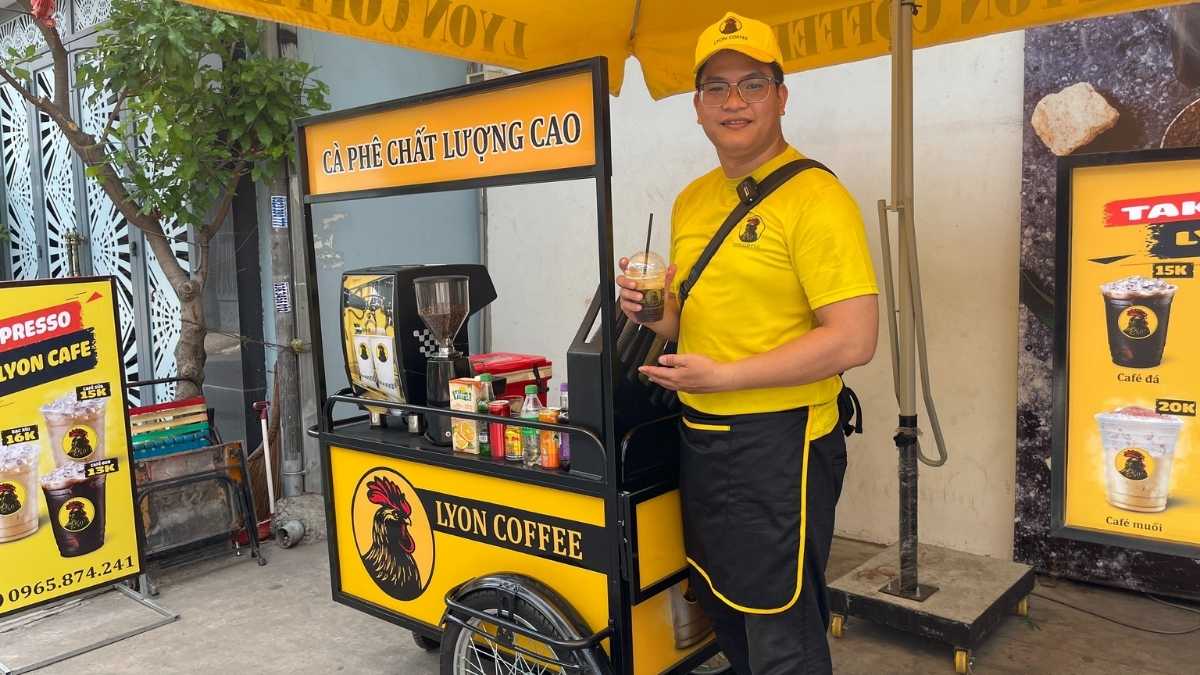  Nhân viên Lyon Coffee pha chế cà phê hạt nguyên chất tại Đà Nẵng