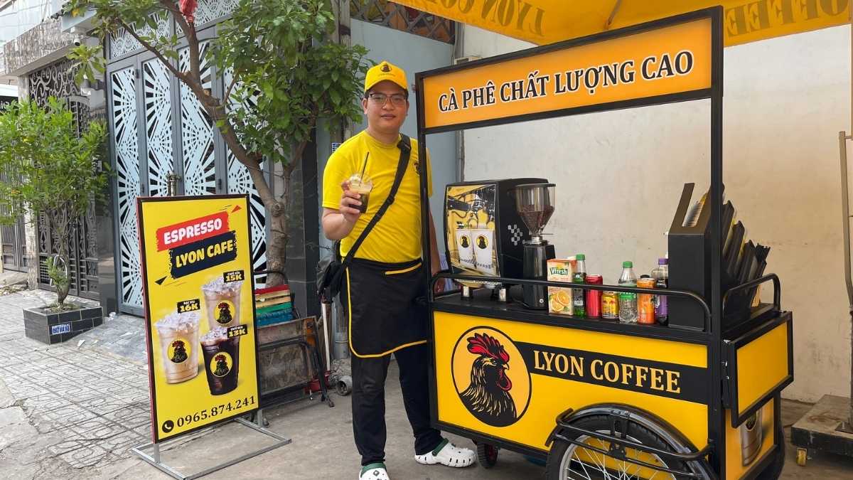  Nhân viên Lyon Coffee pha chế cà phê hạt nguyên chất tại Bến Tre