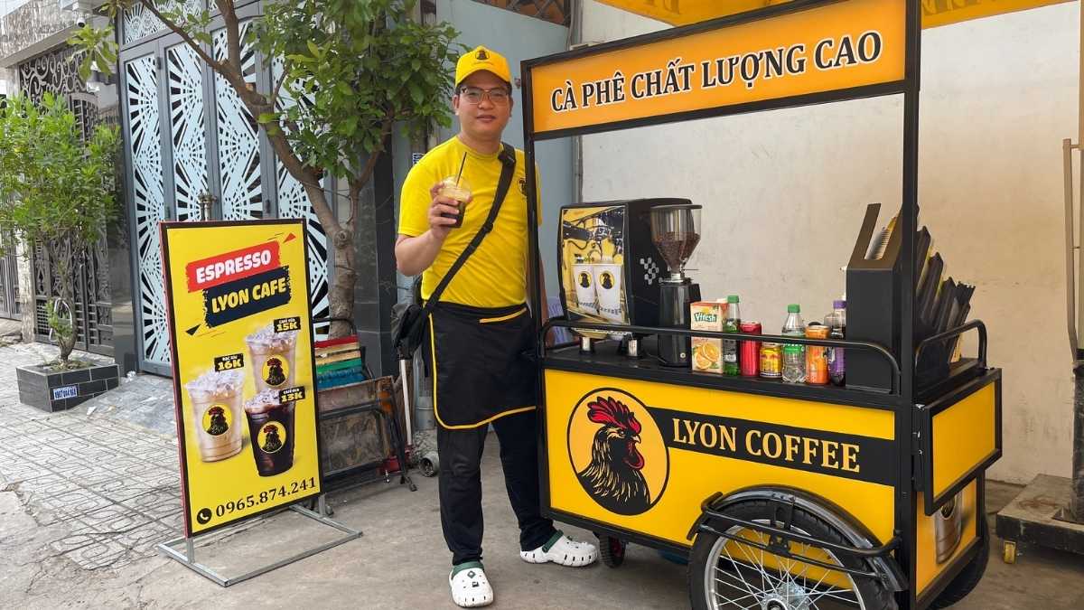  Nhân viên Lyon Coffee pha chế cà phê hạt nguyên chất tại Bình Định