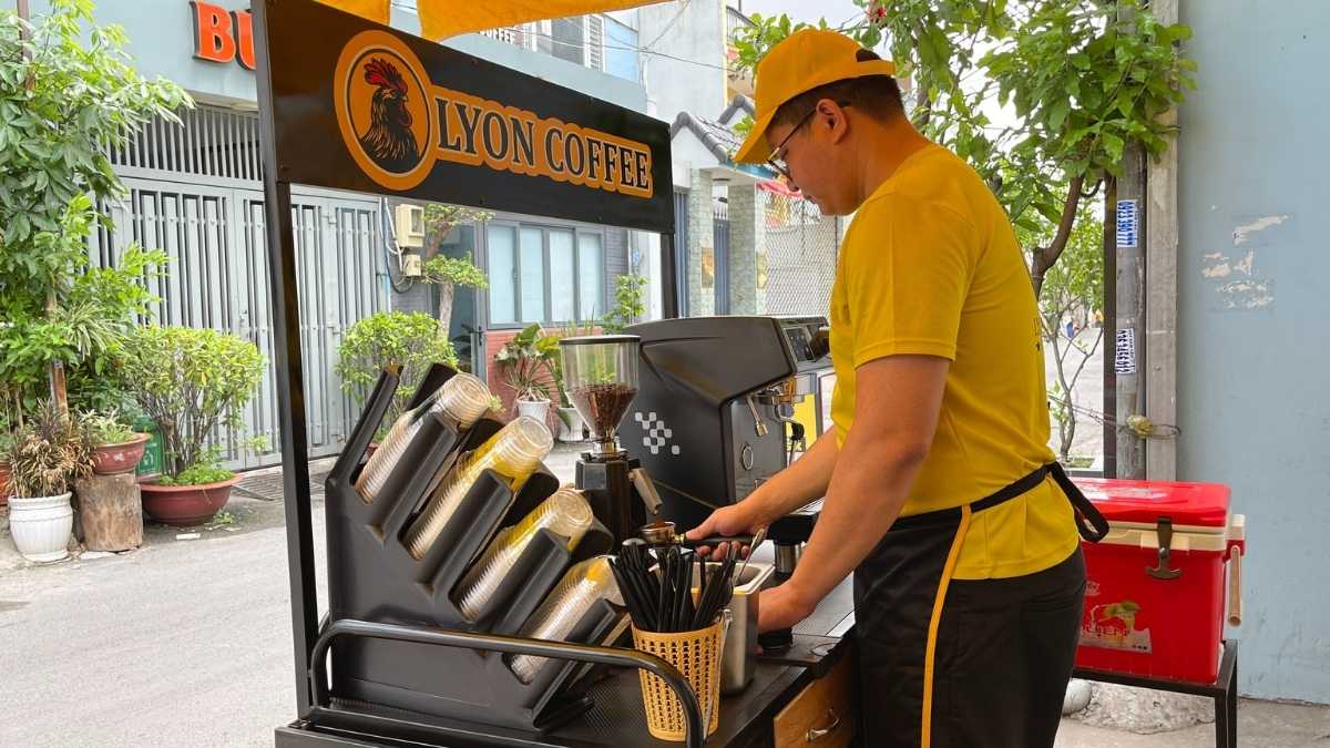  Nhân viên Lyon Coffee pha chế cà phê hạt nguyên chất tại Bình Phước