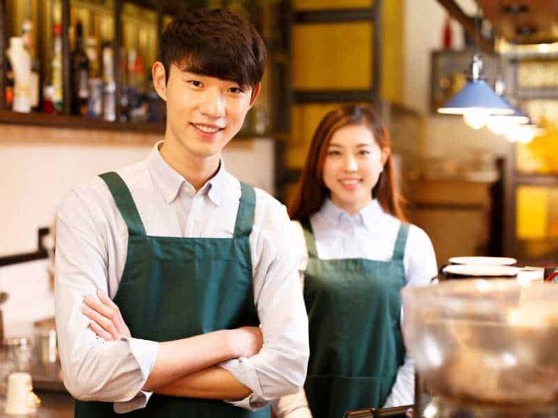 Chi phí thuê nhân viên phục vụ và pha chế khi mở quán cà phê.
