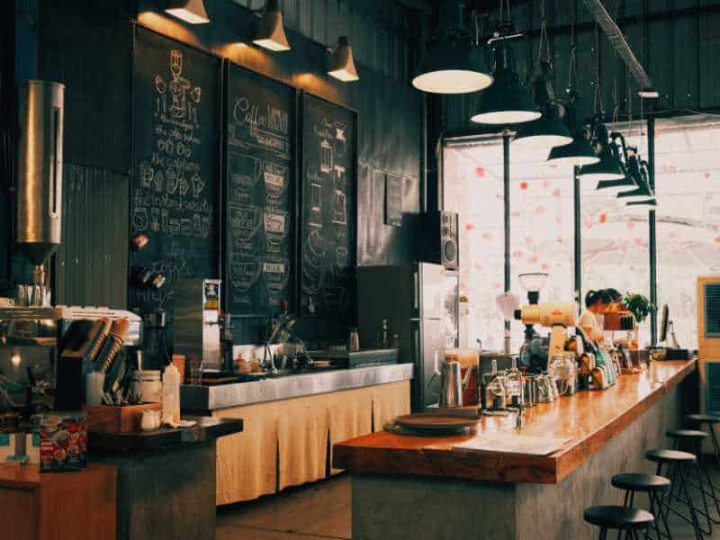 Chi phí quảng cáo, điện, đèn và nước khi vận hành quán cà phê.