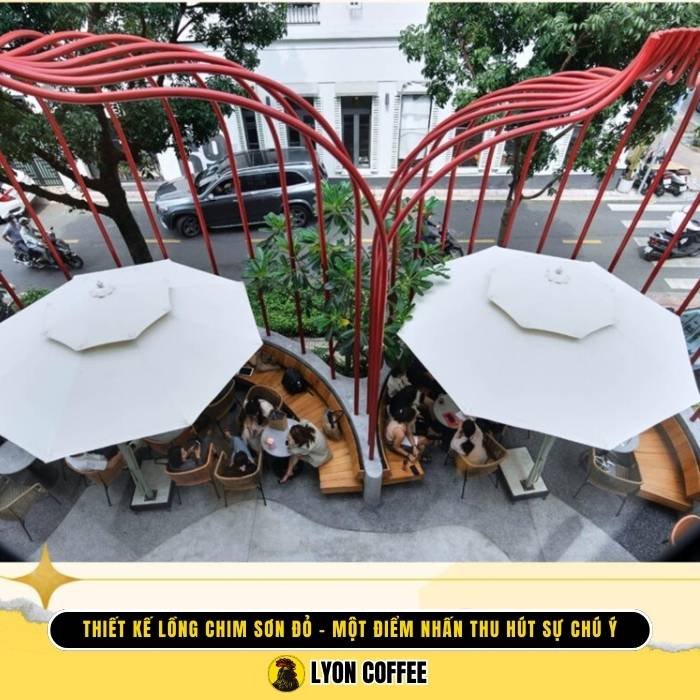 chiếc lồng chim sơn đỏ cũng là một điểm nhấn thu hút sự chú ý