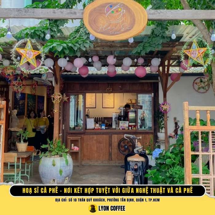 Phía trong là khu vườn nhỏ thường xuyên thay đổi theo các sự kiện