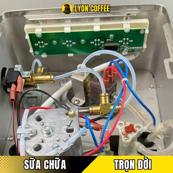 Bên trong máy pha cafe Gemilai CRM 3005E