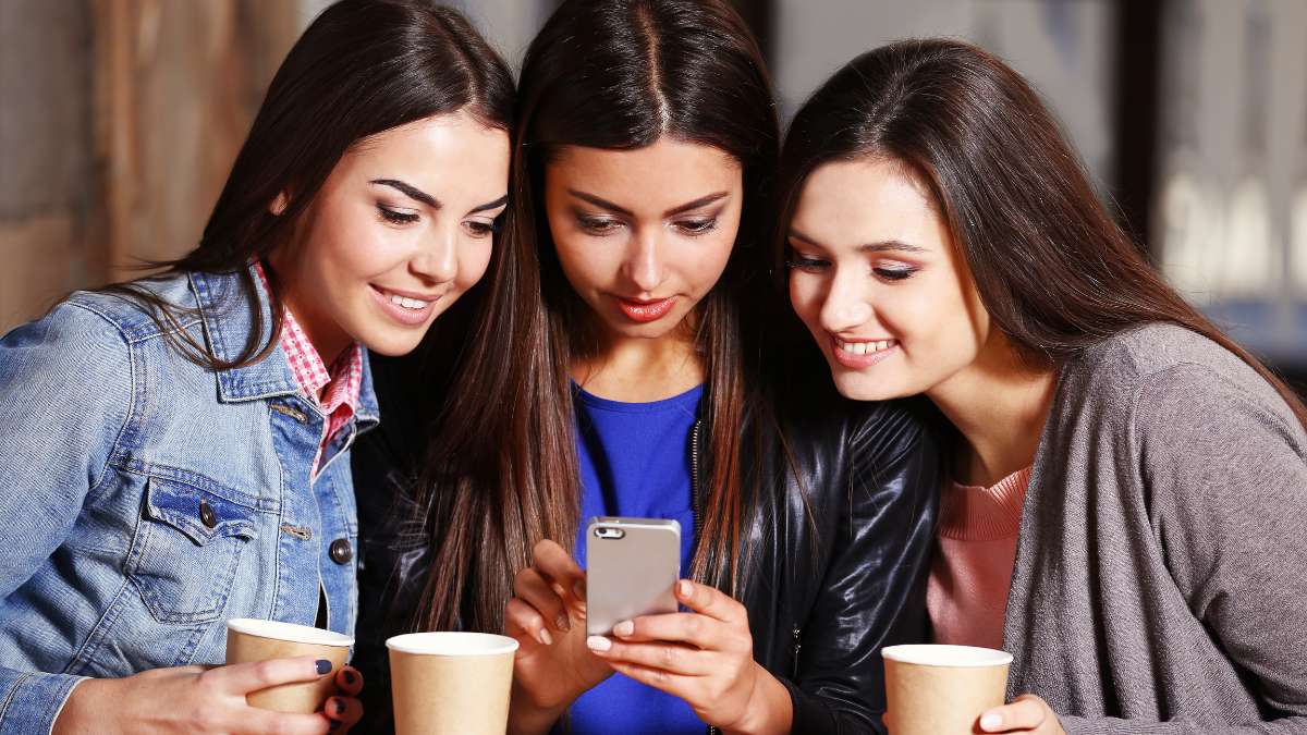  Nên im lặng hay nói chuyện khi đi cà phê