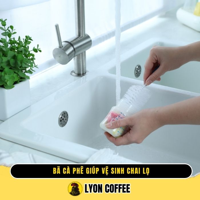 Công dụng bã cafe giúp vệ sinh chai lọ